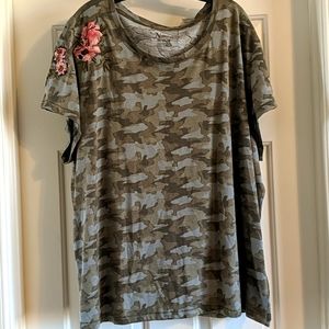 Camo print short sleeve top in 3X w floral detail